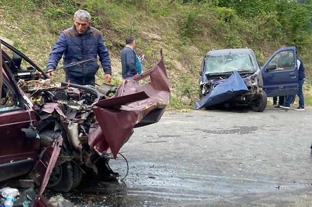 Sakarya'da feci kaza! Kafa kafaya çarpıştılar: 1 ölü, 3 yaralı 640xauto