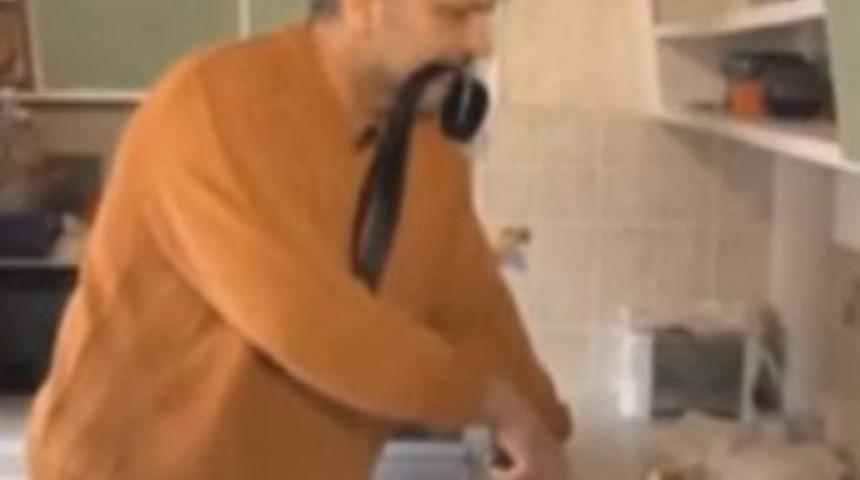 Her g&uuml;n bir parmağını kesecek