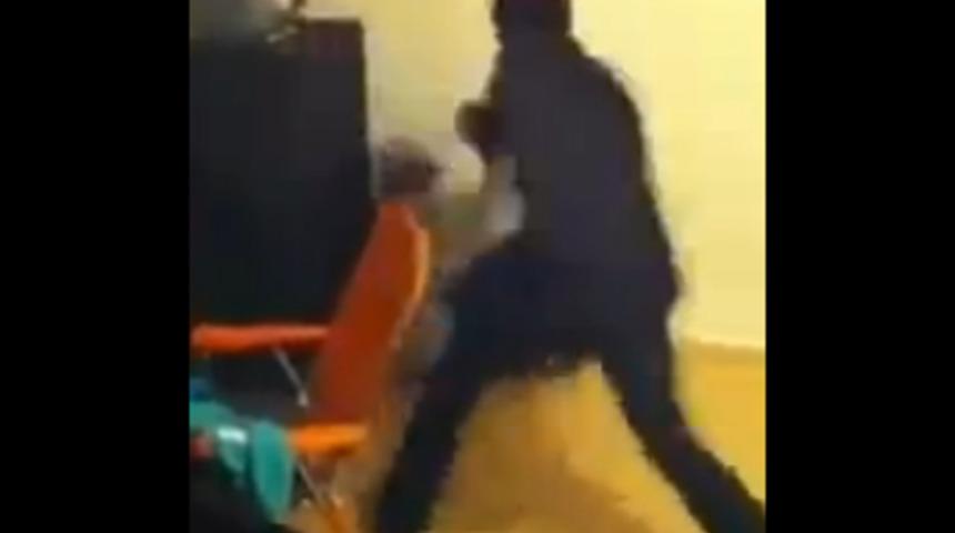 Babadan kızlarına &ouml;ld&uuml;resiye dayak!