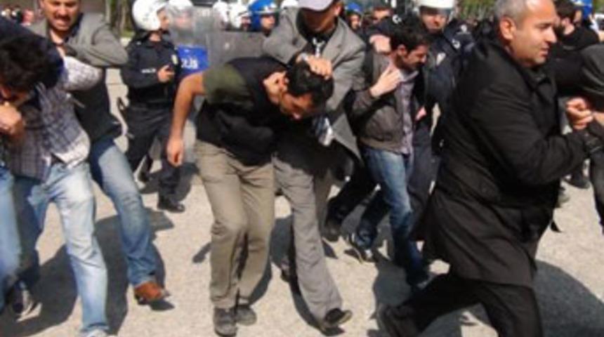 Karşıt görüşlü öğrenciler birbirine girdi