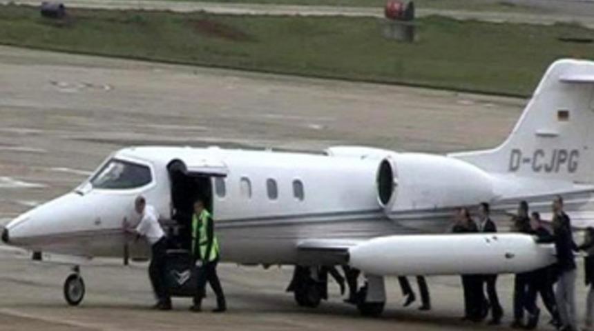 Arızalanan u&ccedil;ağı ittiler