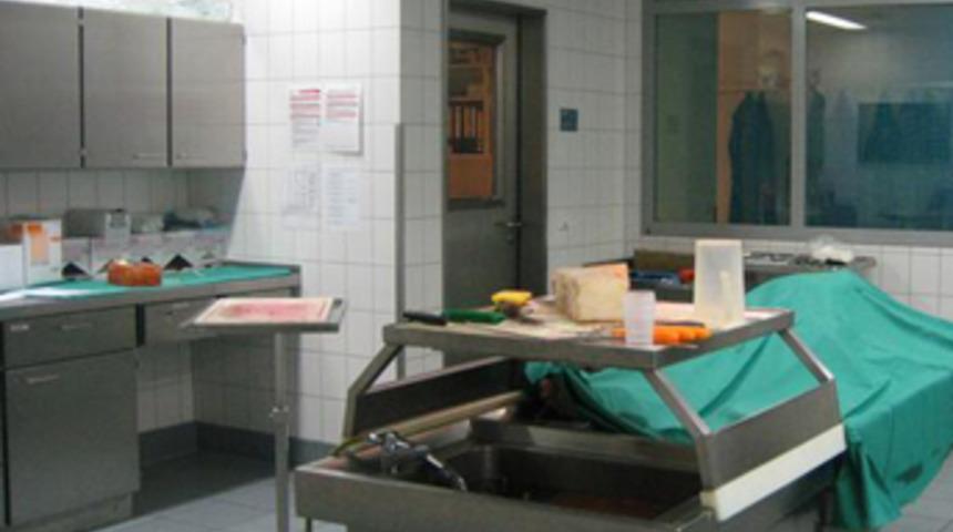 Sekiz ay cesetle yaşadı