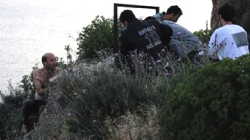 Polis, kelepçeyle ölümden kurtardı