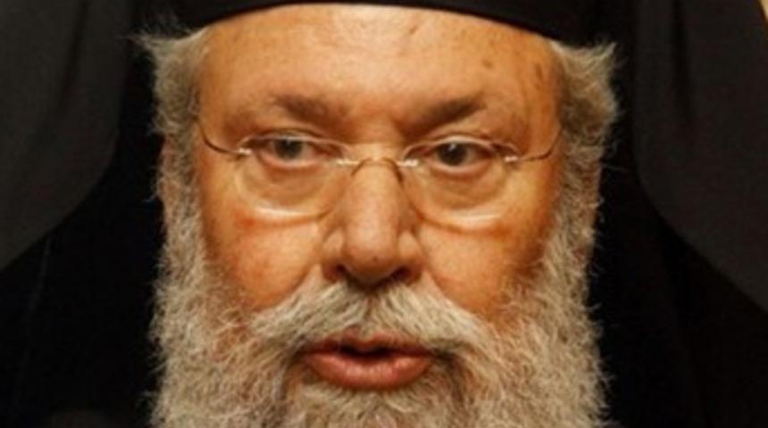 Rum Başpiskopos iki istifa istedi