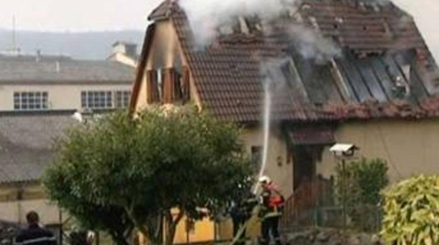 Almanya'dan sonra yine bir T&uuml;rk evi yandı!