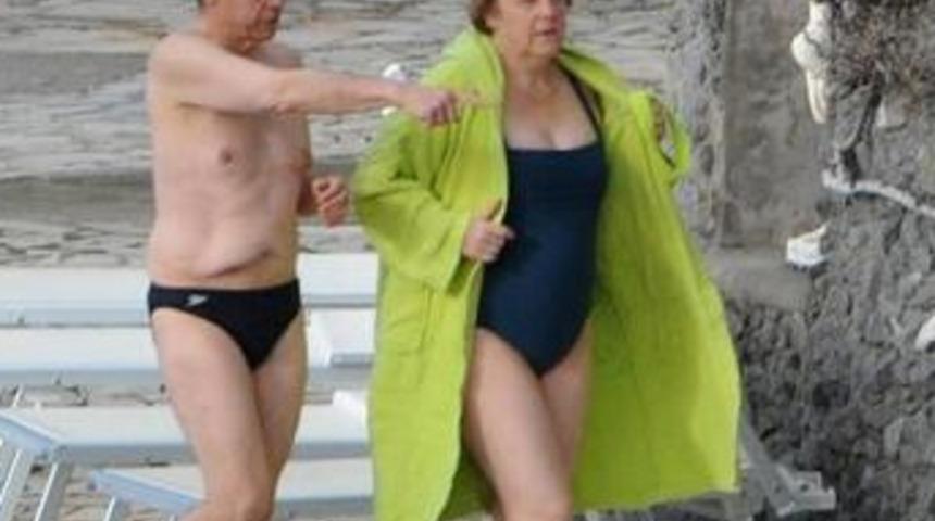 Merkel mayosuyla g&ouml;r&uuml;nt&uuml;lendi!