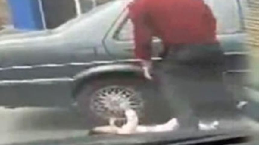 Arabayı kirleten kızını böyle dövdü