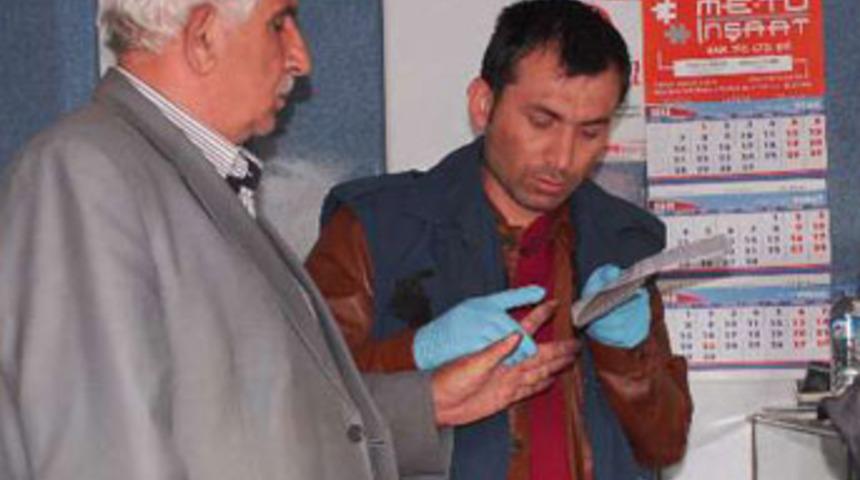 Kuyumcuyu oyalayıp kasayı boşalttılar