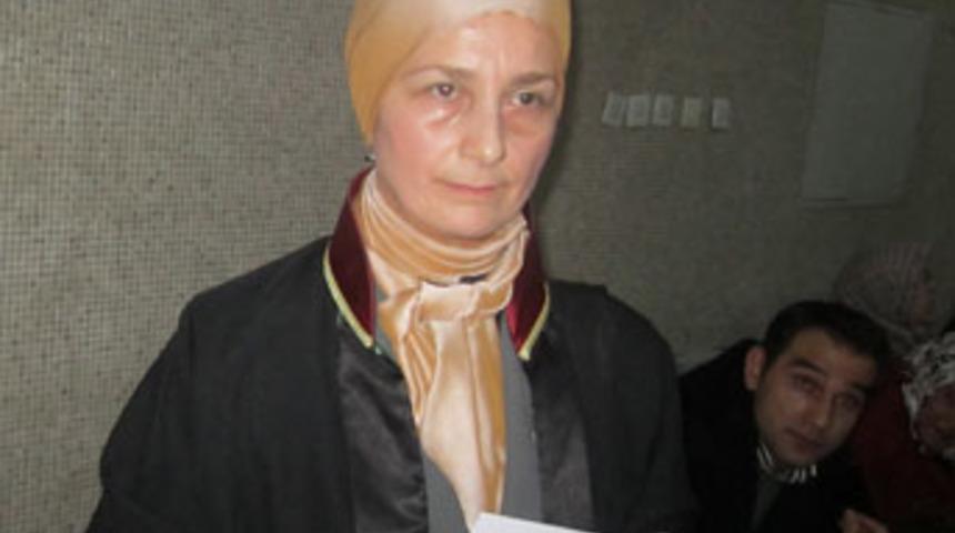 Avukat türbanlı girdi duruşma ertelendi