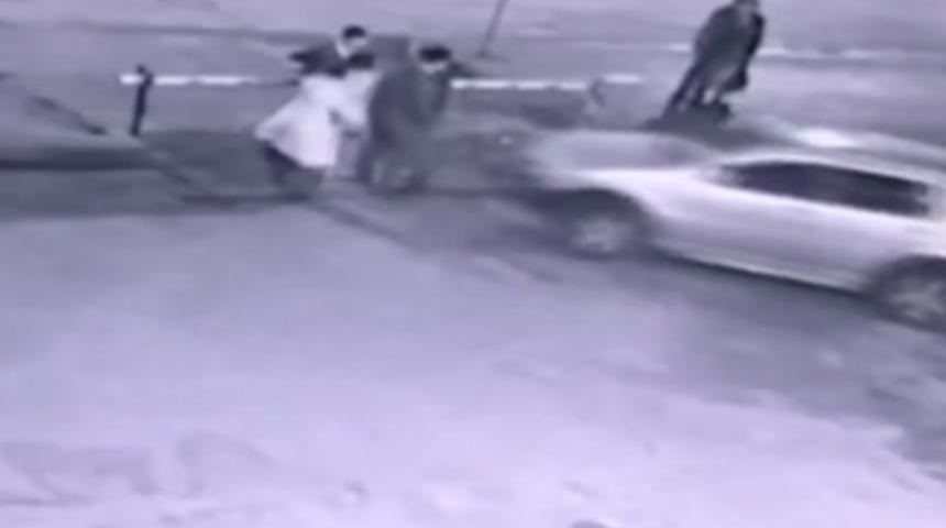 Eşini kurtarmak istedi, aracın altında kaldı