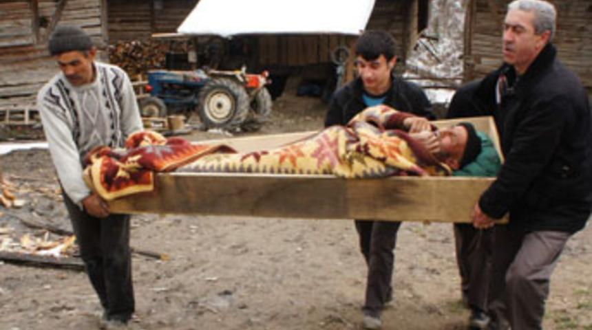 Bu k&ouml;yde hastalar da tabutta taşınıyor