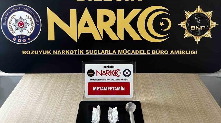 Uyuşturucu operasyonunda yakalanan 3 şüpheli şahıstan biri hapis cezası ile aranıyordu