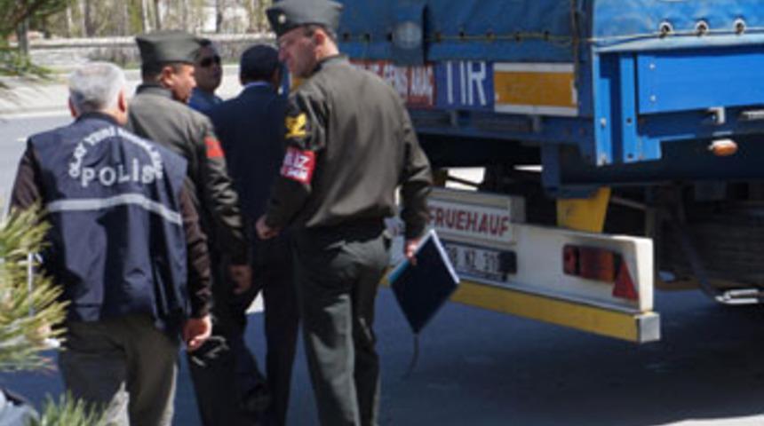 Askeri malzeme taşıyan TIR’a silahlı saldırı