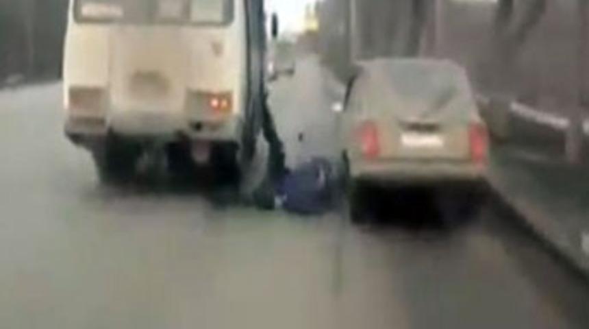 Otob&uuml;sten d&uuml;şen adam feci şekilde can verdi!