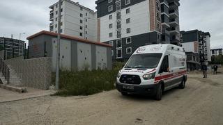 Satılacak evi gösterdiği sırada asansör boşluğuna düşen emlakçı yaralandı