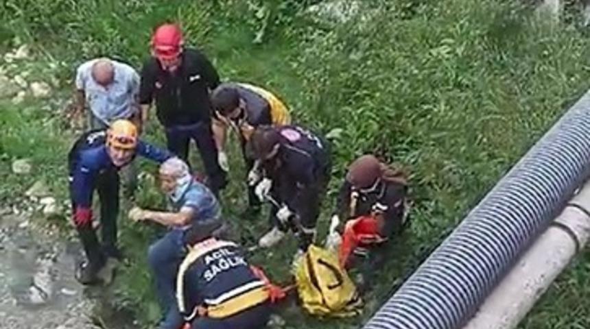 Yaslandığı korkuluk kırılınca köprüden düşen yaşlı adam yaralandı