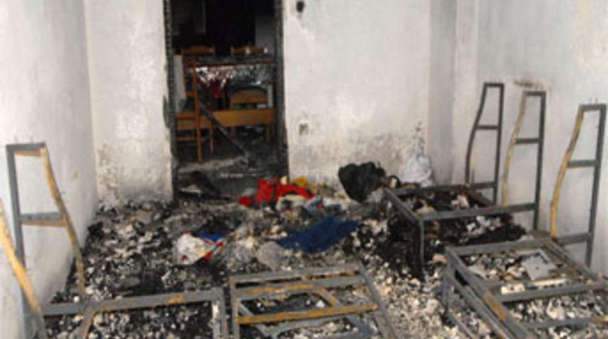 Mumdan çıkan kıvılcım bir evi kül etti