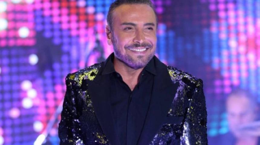 Şarkıcı Cenk Eren'den hayranlarını üzen haber! Bir kez daha bıçak altına yatıyor: 'Nazar değdirdiniz'