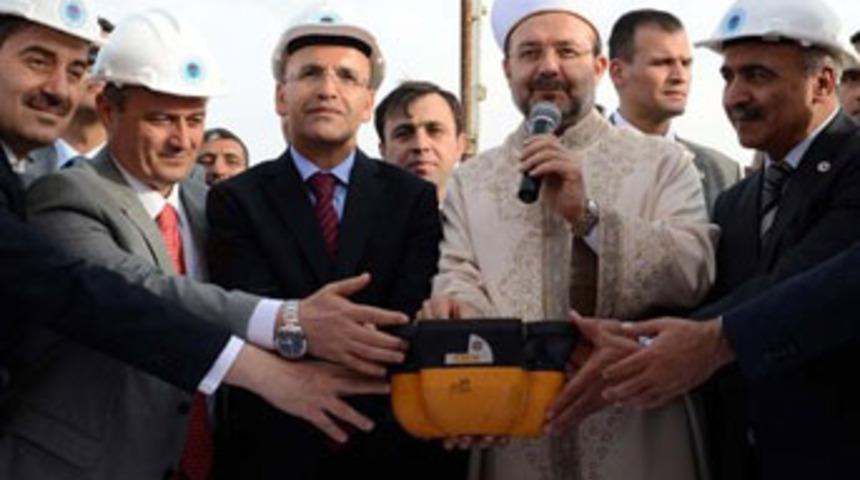 &Uuml;niversite kamp&uuml;s&uuml;ne cami temeli