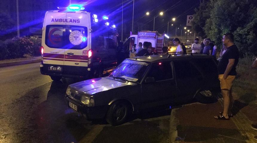 Mersin'de kaza yapan otomobile çarpmamak için manevra yapan tır devrildi