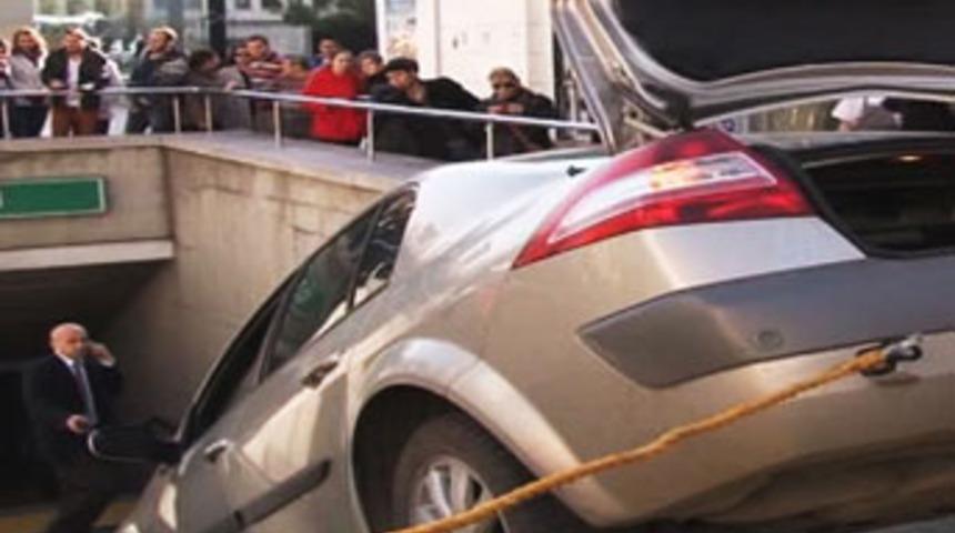 Metro girişini otopark sanınca...