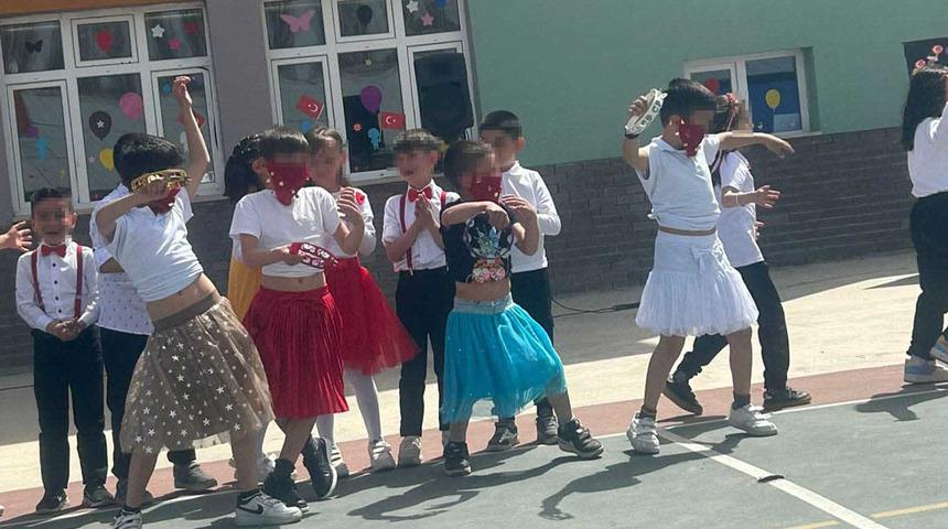 Erkek öğrencilere etek giydirip peçe taktılar! Milli Eğitim harekete geçti: Hepsi için soruşturma başlatıldı