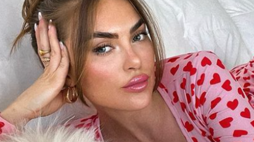 Sosyal medya fenomeni Julia Sandoval sıcak havanın tadını çıkarttı! Pijamalarıyla soluğu bahçede aldı