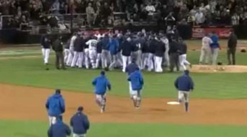 Beyzbol ma&ccedil;ında saha karıştı