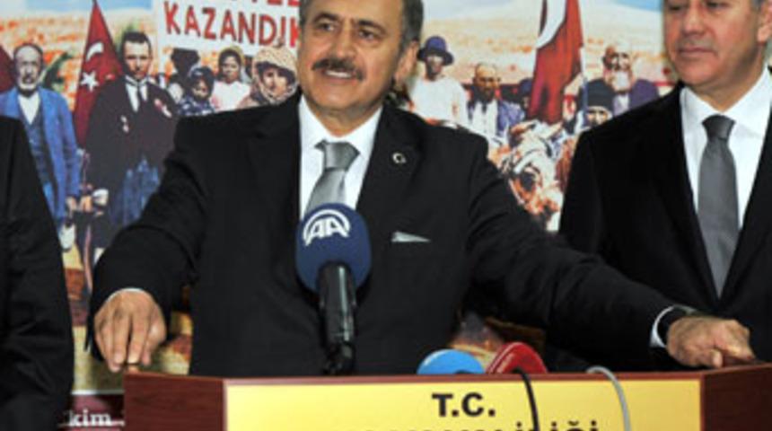 Bakan butona bastı, bayıldı