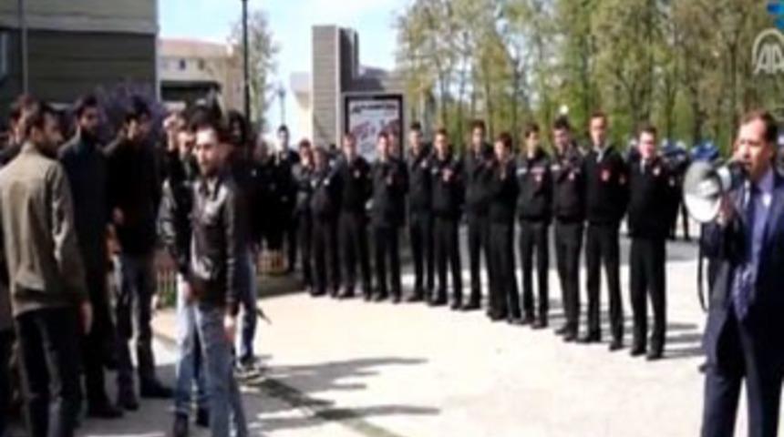 &Ouml;nce uyarı, sonra biber gazı