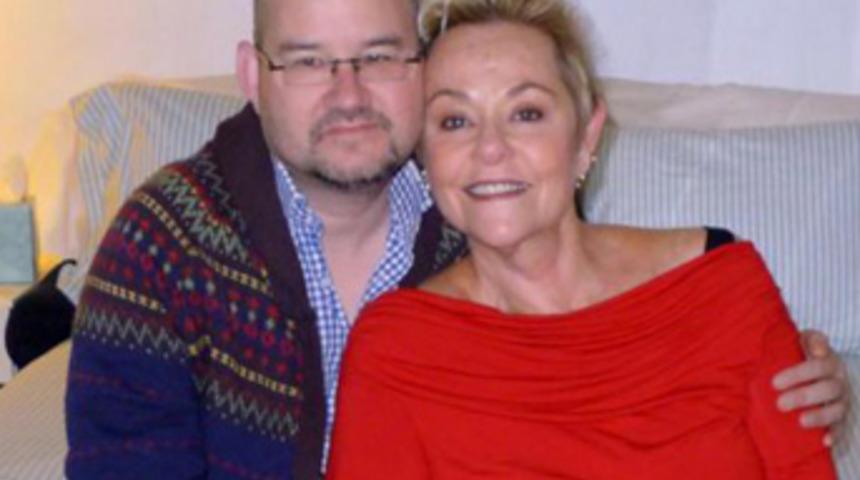 Engelli oğlunu televizyonda seviştirecek