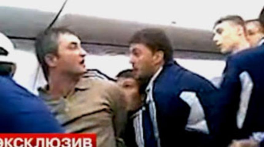 Eşi ve yolcularla kavga etti,gözaltına alındı