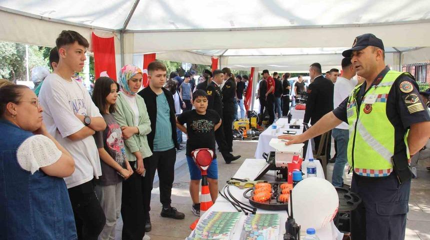 Aydın’da jandarma ekipleri öğrencilerle buluştu