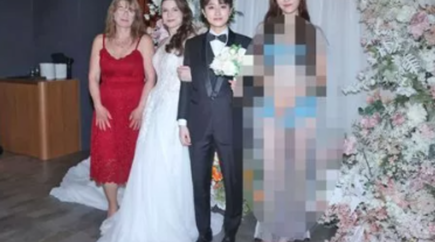 Gelinin annesinin düğün kombini görenleri şaşkına çevirdi! Bir gören bir daha baktı... Sosyal medyadan yorumlar eksik olmadı