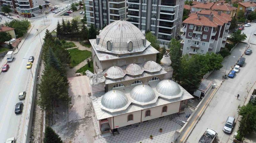 Fırtınada bir minaresi devrilen caminin diğer minaresinin kontrollü yıkımı tamamlandı