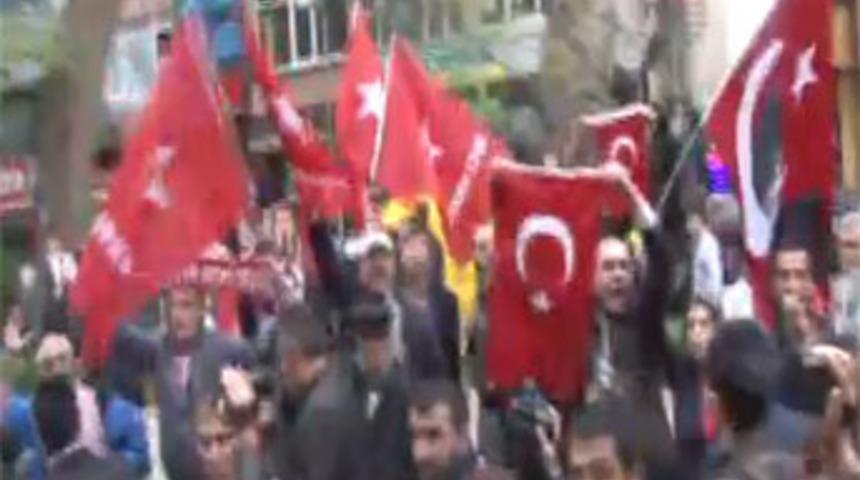 Akil İnsanlara bayraklı protesto