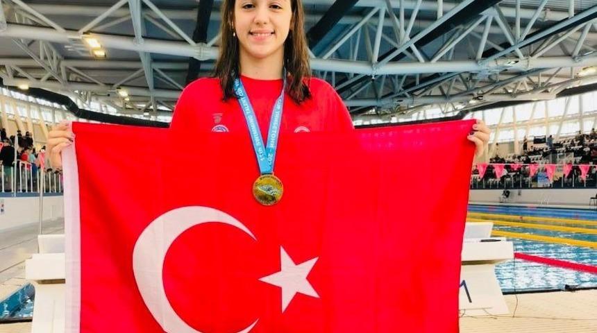 Şampiyon yüzücü, Edirne’ye altın madalyayla döndü