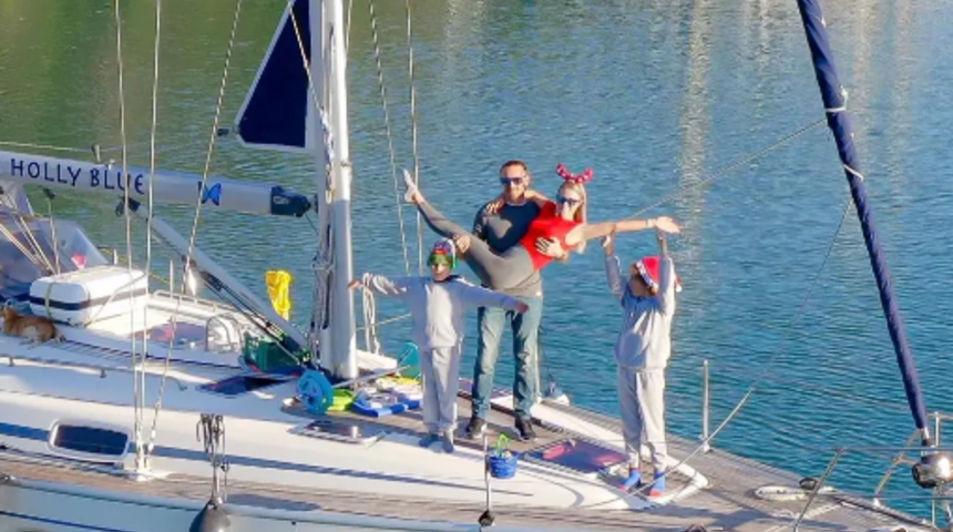Yoğun iş temposundan yorulan çift Yunanistan'da demirlenen bir teknede yaşamaya karar verdi... "Bu bir hayalin gerçekleşmesi"