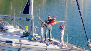 Yoğun iş temposundan yorulan çift Yunanistan'da demirlenen bir teknede yaşamaya karar verdi... Bu bir hayalin gerçekleşmesi