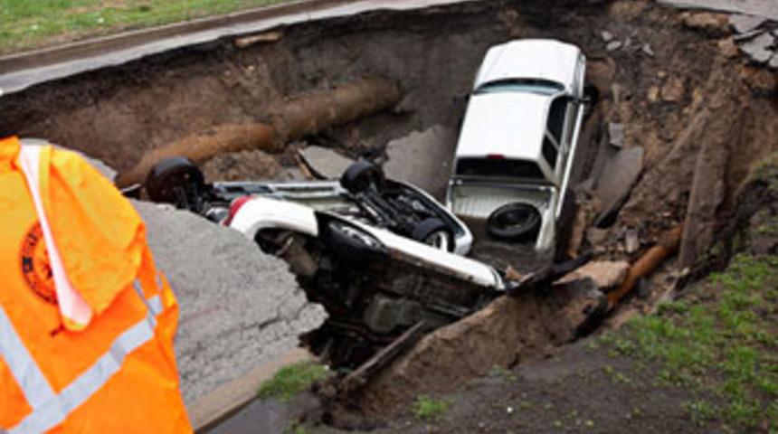 Dev çukur arabaları yuttu