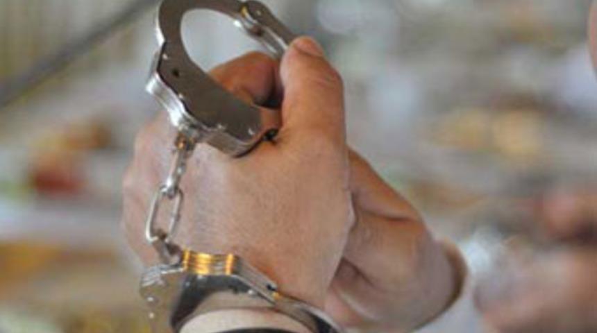 Tekin'den gazetecilere 'kelepçe' hediyesi