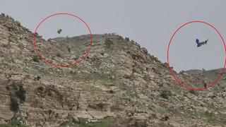 Festivalde gösteri yapan yamaç paraşütçüsünün zor anları! Ters rüzgara kapılıp düştü, işte o anlar...