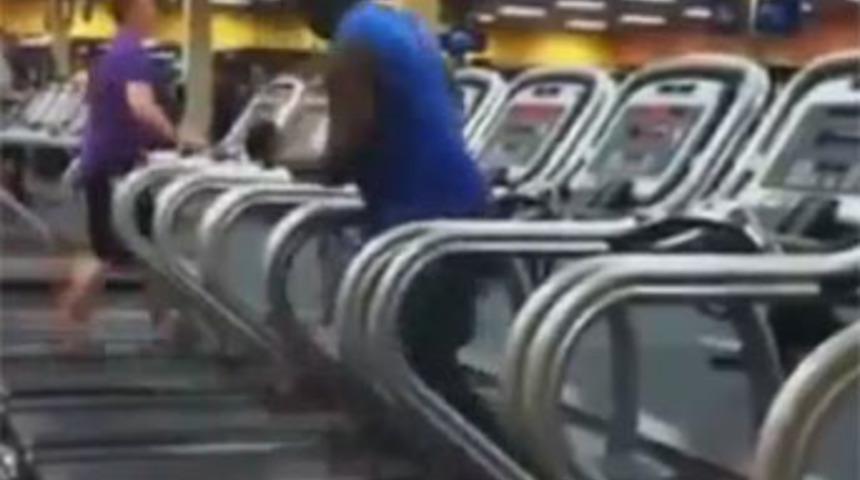 Y&uuml;r&uuml;y&uuml;ş bandında dans şov