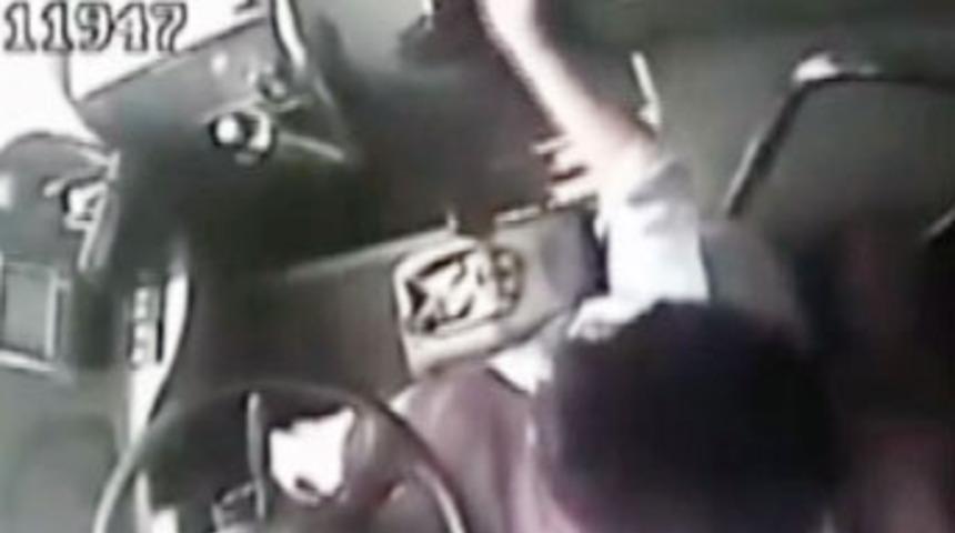 Otobüs durmayınca çıldırdı