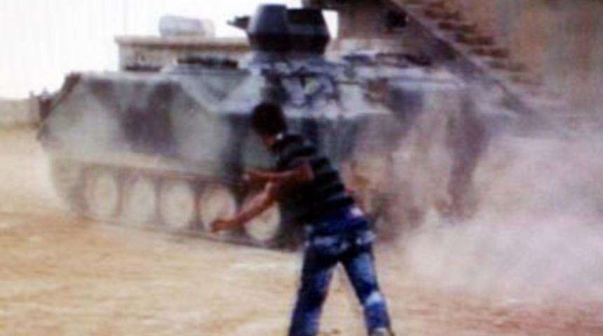 Askeri taş yağmuruna tuttular!