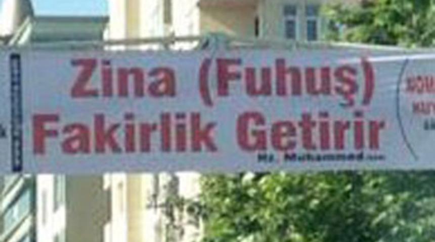 Zina pankartı g&ouml;renleri şaşırttı