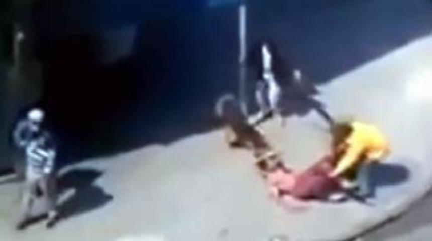 K&ouml;peklerin sahibine taş atınca...