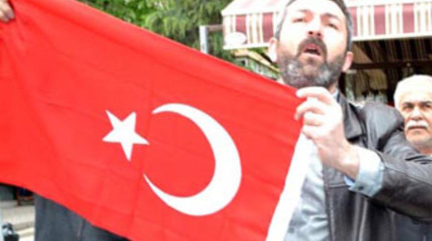 Akil İnsanları protesto etti, işten atıldı