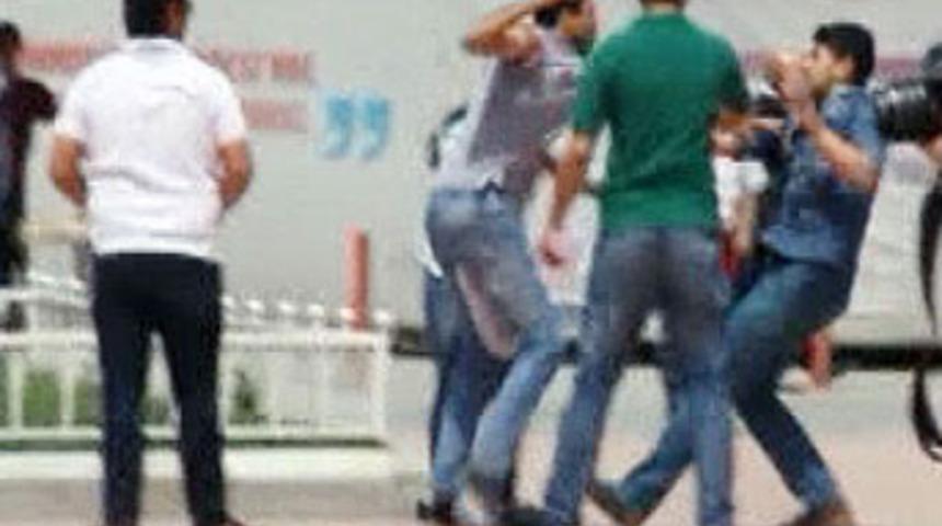 Taksim'de yumruk yumruğa kavga kamerada