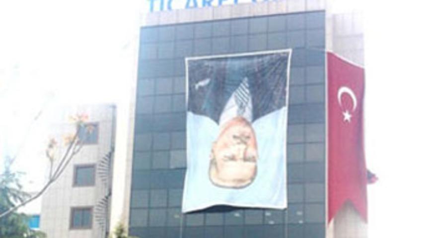 Ters asılan Atat&uuml;rk posterine tepki